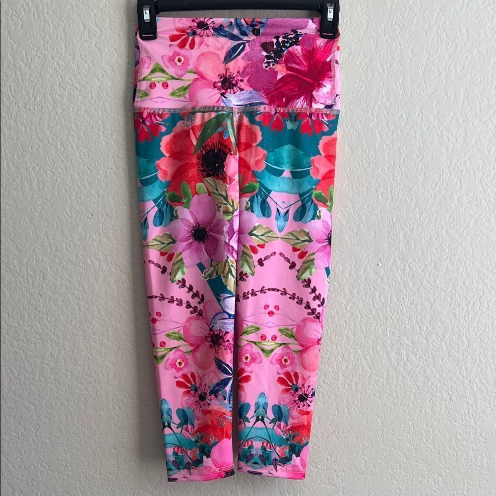 Like New! Mika Yoga Wear Floral Cropped Leggings in Size XS/S